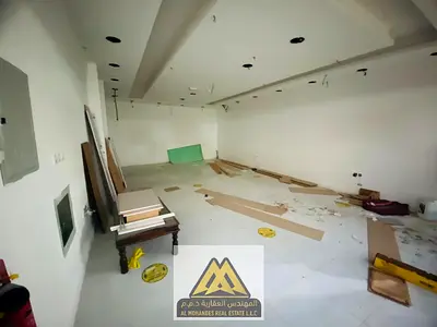 محل تجاري ملكي للإيجار السنوي في الروضة 3 - عجمان (على شارع الخرطوم مباشرة بمساحة ضخمة جداً وصيانة كاملة على المالك قبل التسليم)