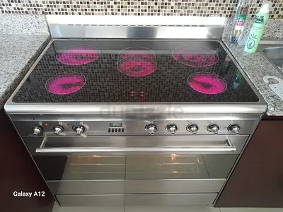 Smeg new model stove ceramic electric top 5 hobs 90by60 cm size
Excellent condition perfect workin
