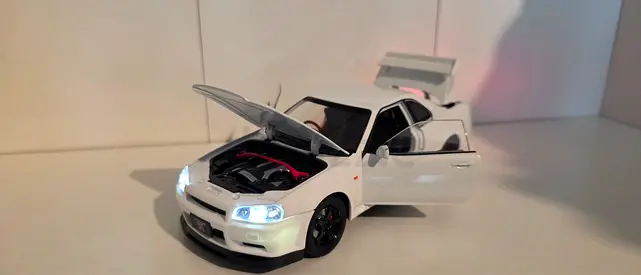 Diecast 1:18 Nissan Skyline GT-R R34 model car - white, opening doors  hood
