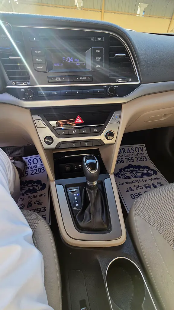 Hyundai Elantra 2018 — photo 1 of 11