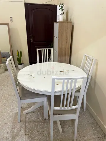 Extendable White round wooden dining table with 4 chairs - good condition