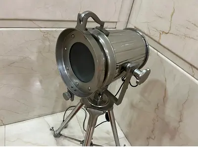 Marina tripod spotlight flooring lamp