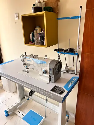 Jack Industrial Sewing Machine with Table