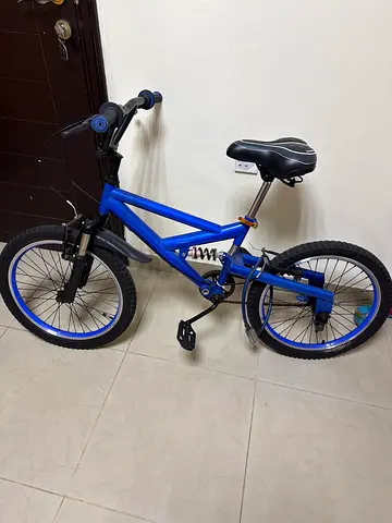 Blue kids/teen mountain-style bike - good condition