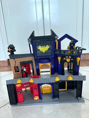 Interactive Batcave with Batgirl and Harleyquinn theme (action figures included)