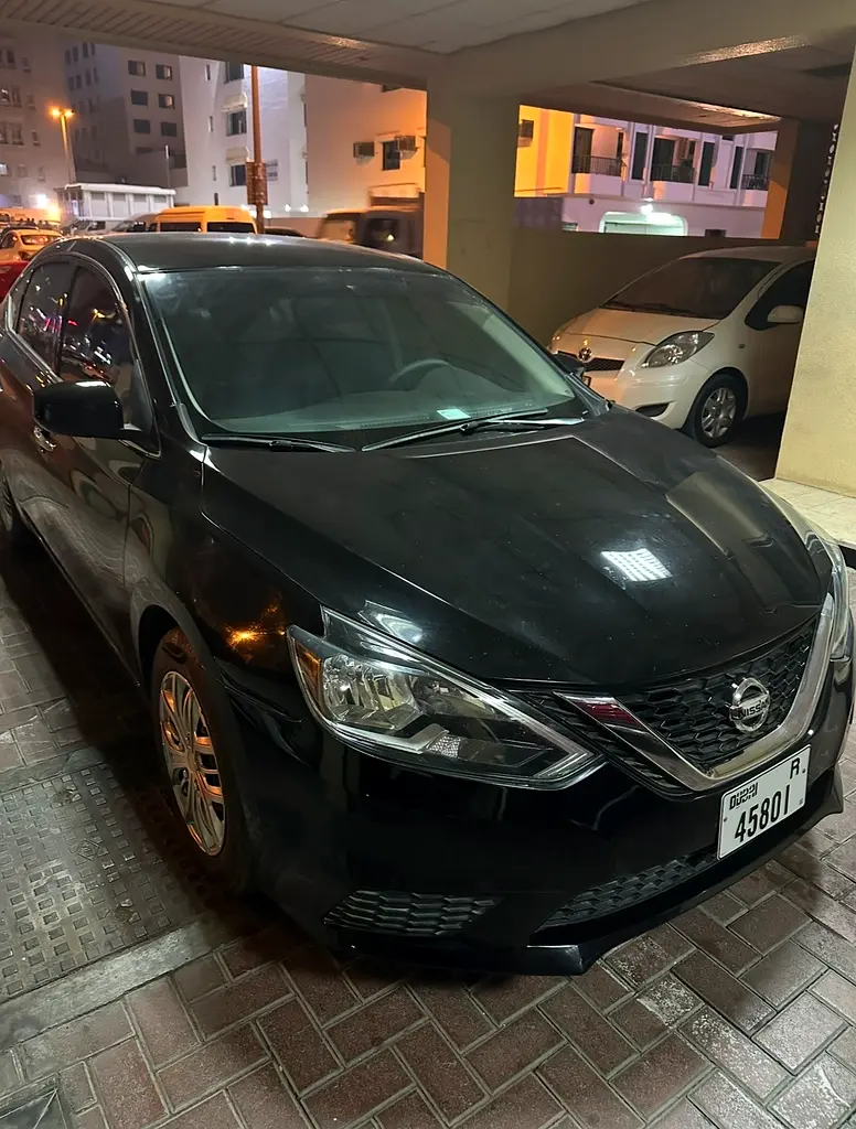 Nissan Sentra 2019 — photo 1 of 8