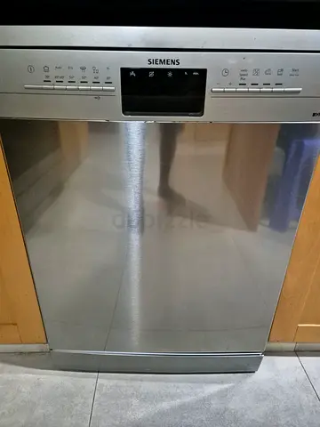 Siemens Stainless Steel Dishwasher | Full Size | Great Working Order | Available Aug 10 |