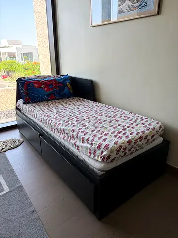 Day bed 80*200 with mattress and storage draws in dark wood. When opened it’s 160*200.