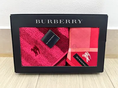Burberry red check towel and handkerchief gift set