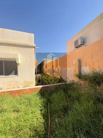للبيع بيت شعبي مسلح في منطقة الغافية بالشارقة، يقع في موقع هادئ ومطلوب للغاية، مما يجعله فرصة مثالية سواء للسكن أو للاستثمار العقاري الناجح.