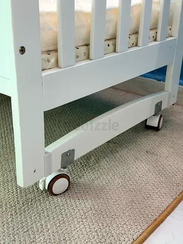 White Wooden Baby Crib on Wheels/swing in very Good Condition