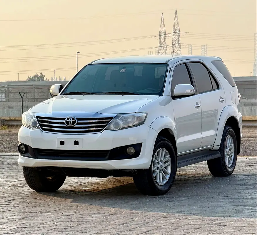 Toyota Fortuner 2013 — photo 1 of 20