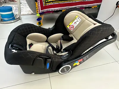 Used infant car seat (rear-facing) - good condition