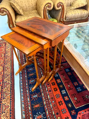 Antique classic Set of 3 Vintage Nesting Side Tables - Solid Wood, Mahogany Finish