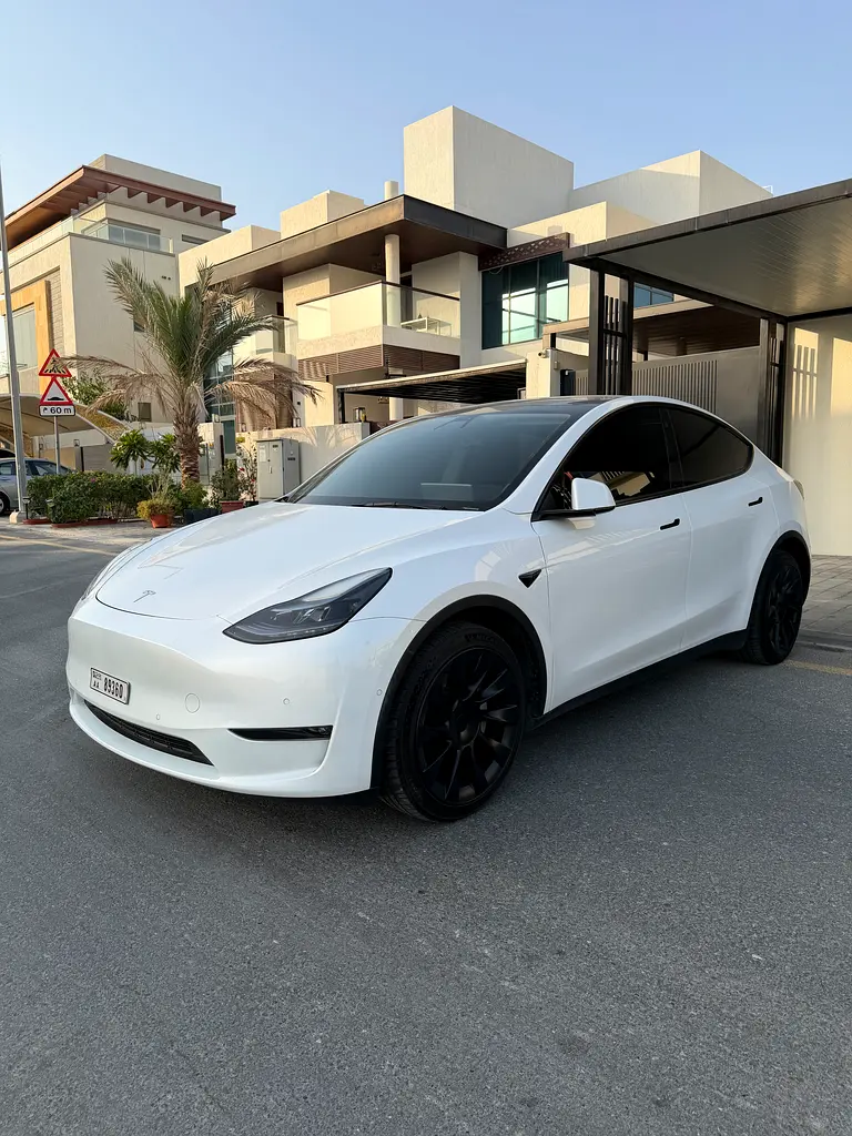 Tesla Model Y 2022 — photo 1 of 5