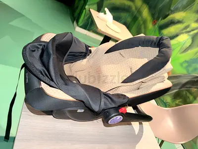 Infant car seat (rear-facing) in good condition