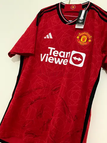Manchester United Home Shirt (Players Signed with Authentication) - Size L, New with Tags