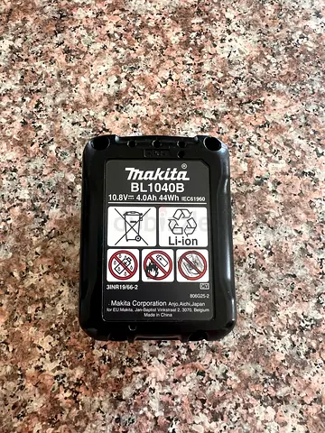 Makita BL1040B 10.8V 4.0Ah Li‑ion Battery and Charger