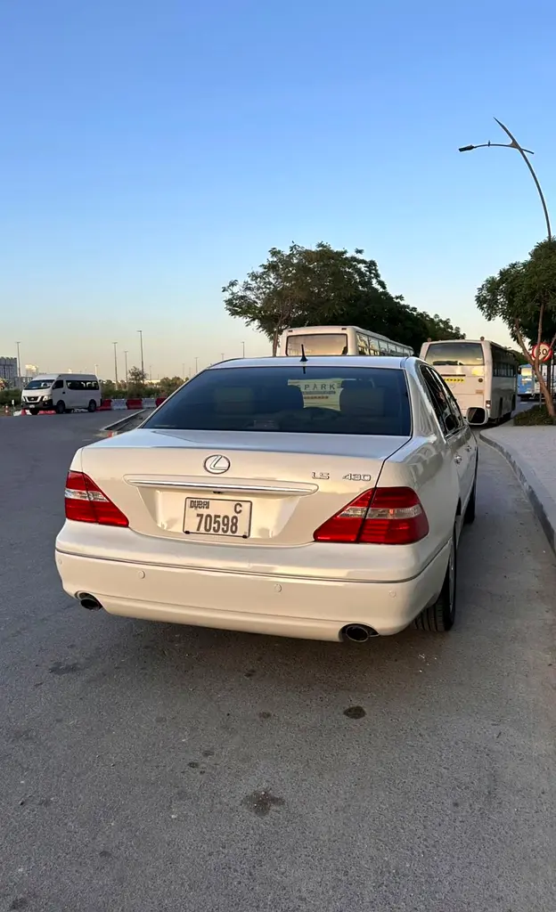 Lexus LS-Series 2004 — photo 1 of 3