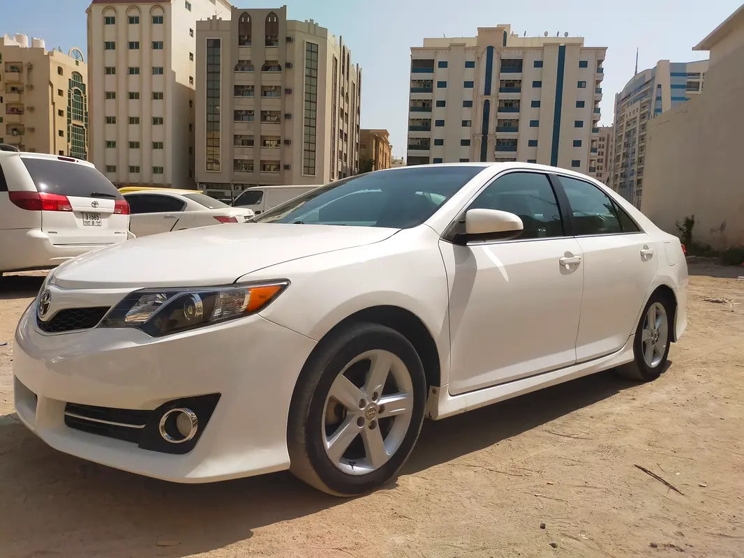 Toyota Camry 2012 — photo 1 of 13
