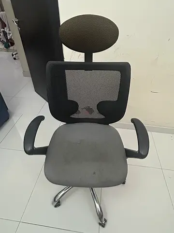 Office chair with mesh back and headrest - grey