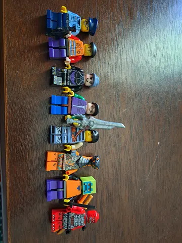 Lot of 8 LEGO minifigures - mixed characters and accessories