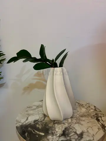 Modern white ceramic vase with sculpted waves — good condition
