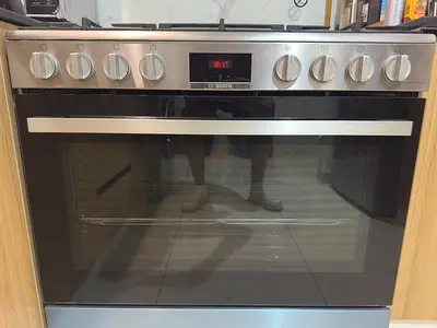 Bosch HGW3ASQ50M freestanding with 5 burner gas cooktop. Price in the market: 2.800,00