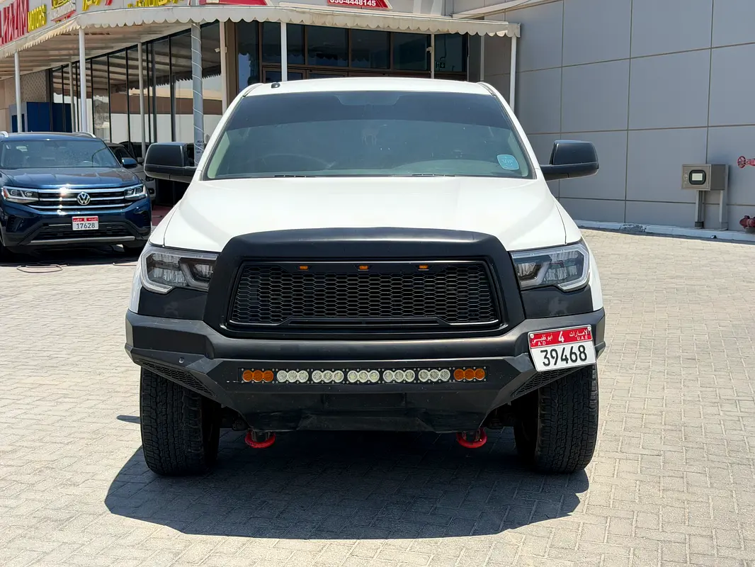 Toyota Tundra 2011 — photo 1 of 9