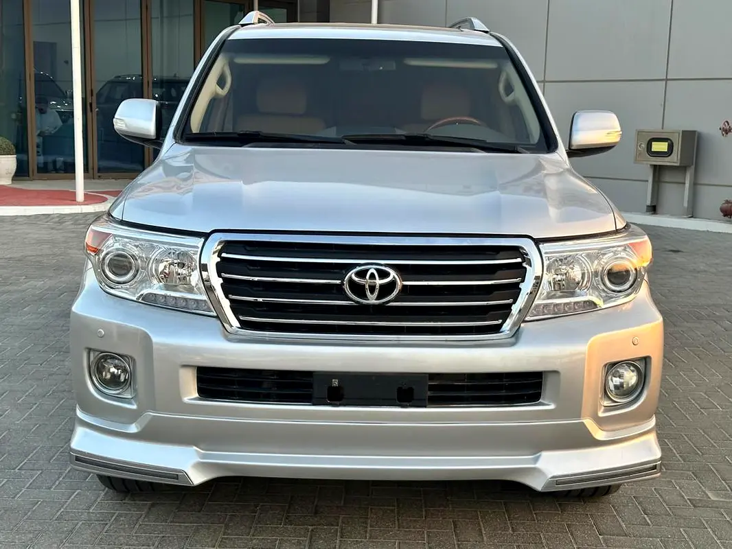 Toyota Land Cruiser 2013 — photo 1 of 14