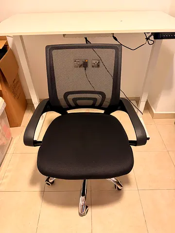 Black mesh office chair with armrests — good condition