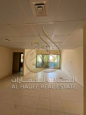 شقق عائلية فاخرة غرفتين وصالة للإيجار السنوي في الشارقة منطقة المجاز اثنين تتميز بتكييف مركزي مجاني بالكامل على المالك وصيانة دورية مجانية على حساب ال