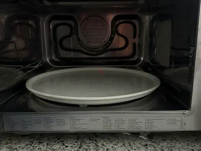 Used countertop microwave oven and baking (turntable included) - excellent working condition
