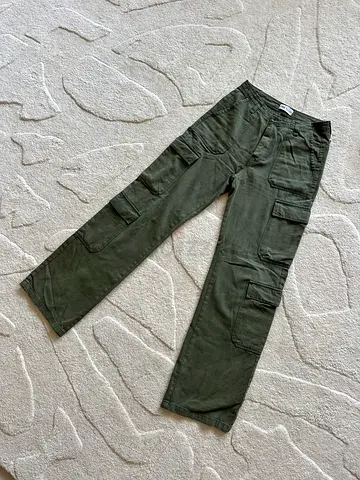 Zara -  olive green cargo pants - casual style
