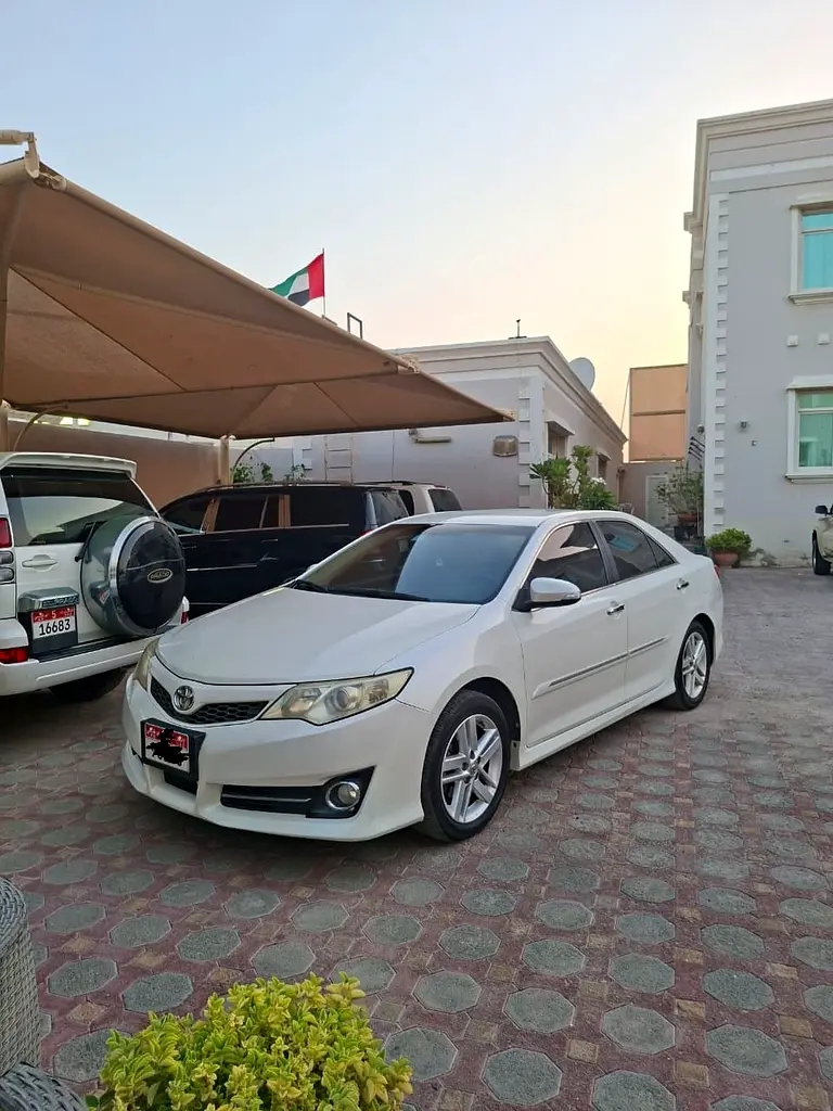 Toyota Camry 2013 — photo 1 of 13