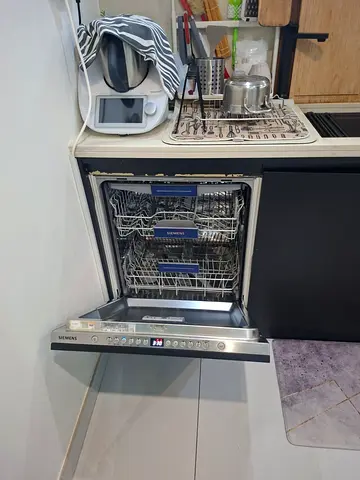Siemens latest model built in  Dishwasher very neat and clean condition delivery with warranty