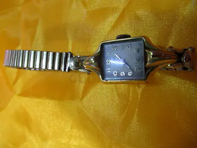 VINTAGE GOLD NISUS LADIES WATCH