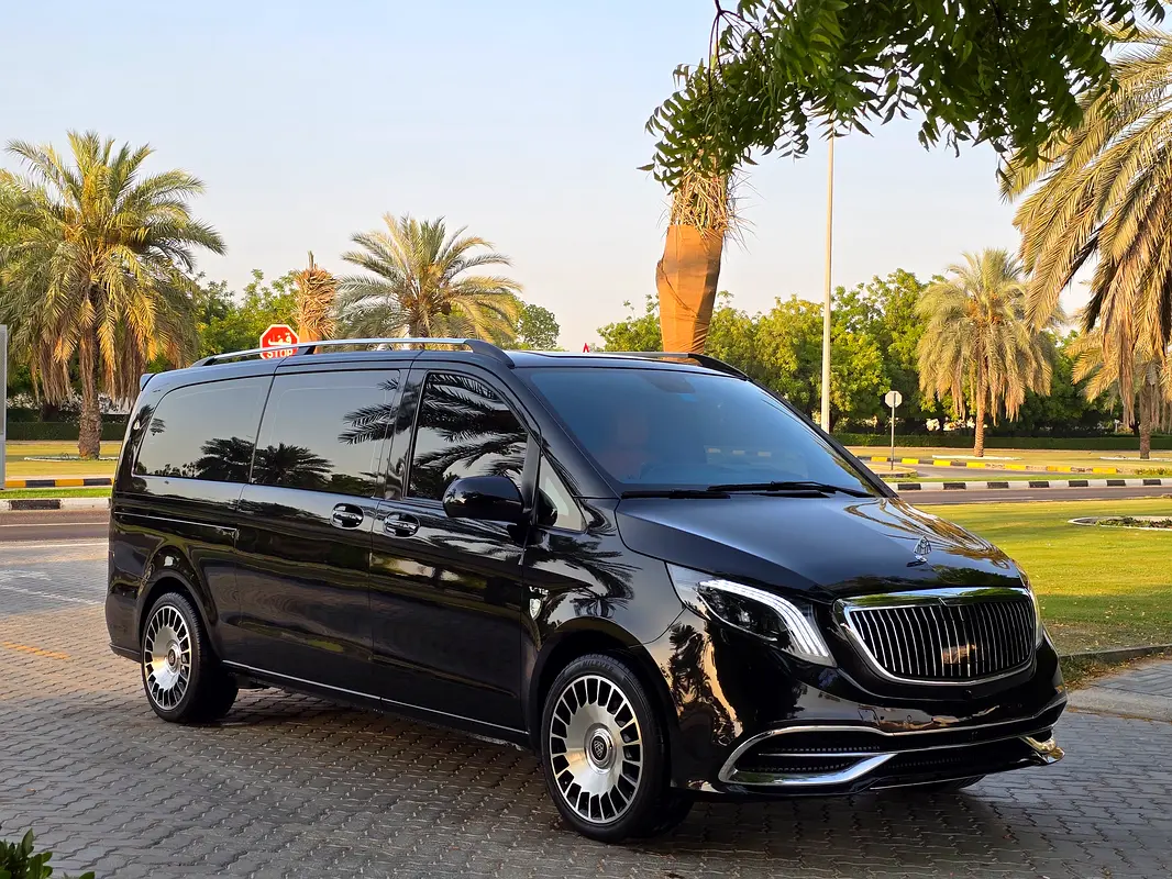 Mercedes-Benz V-Class 2023 — photo 1 of 20