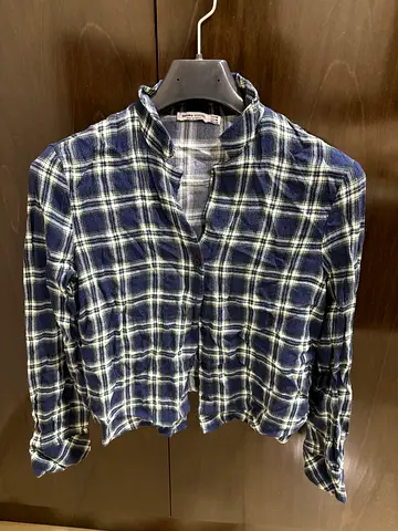 Women - Blue and white cropped shirt