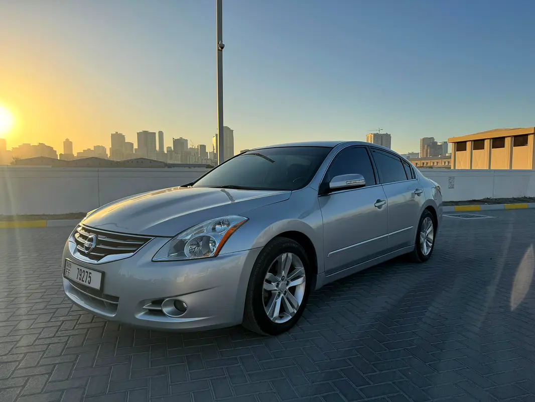 Nissan Altima 2010 — photo 1 of 4