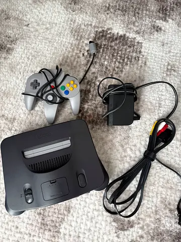 Nintendo 64 console (ntsc) USA with 1 controller and AV cable - good working condition