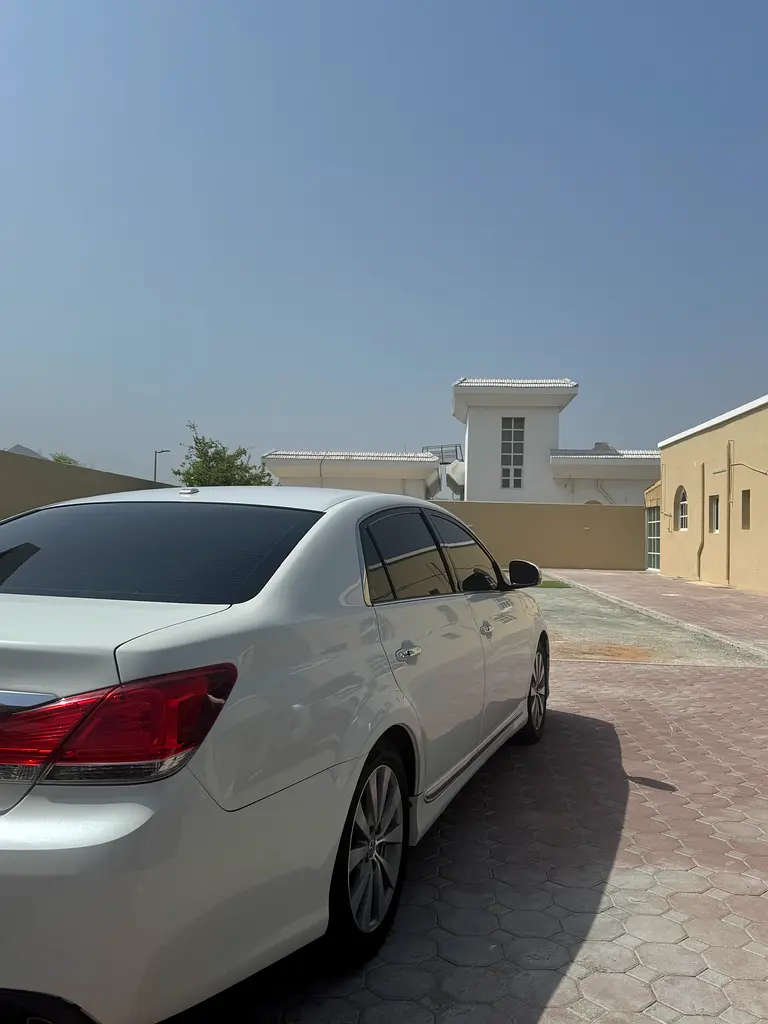 Toyota Avalon 2012 — photo 1 of 12
