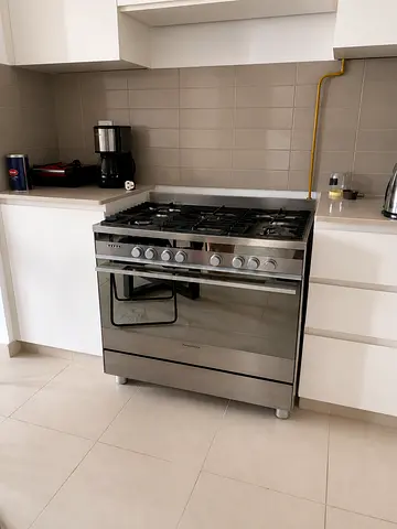 Stainless Steel 5-Burner Gas Range with Large electric Oven - Great Condition