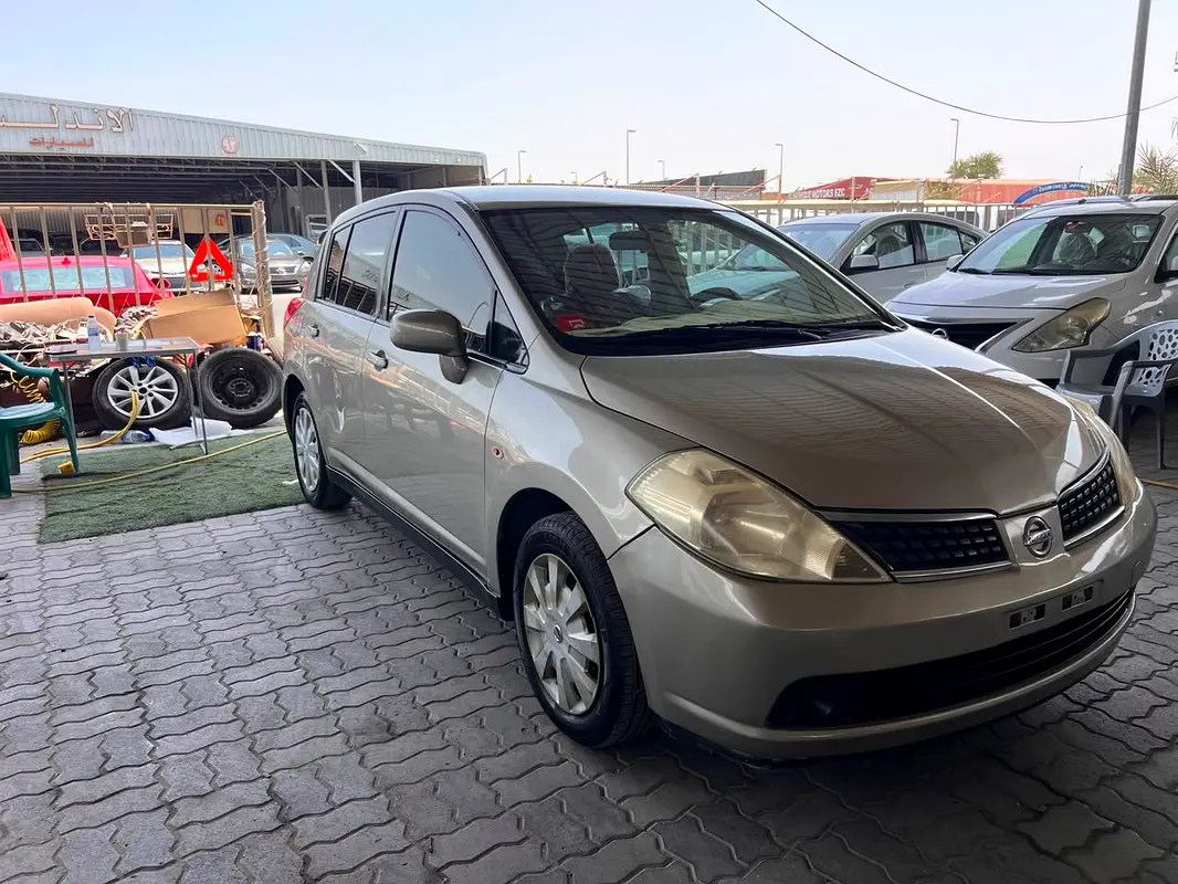 Nissan Tiida 2008 — photo 1 of 19