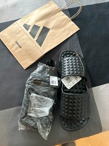 Rush until today: Adidas Bag and Slides