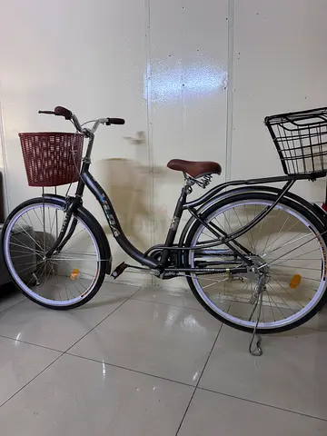 City Cruiser Bike with Front Wicker Basket - Good Condition