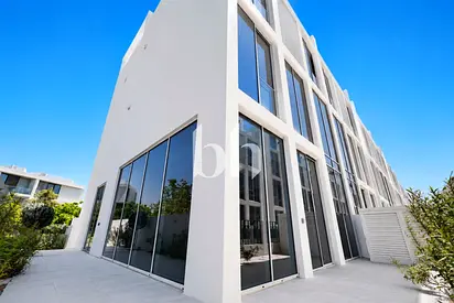 Corner Unit | Wraparound Windows | Community Views