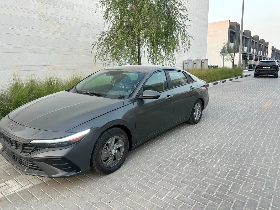 Hyundai Elantra 2025 — photo 1 of 8