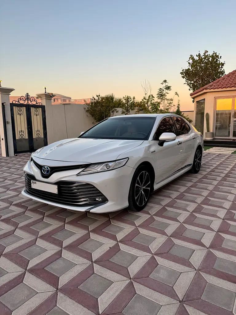 Toyota Camry 2019 — photo 1 of 14