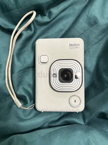 Fujifilm INSTAX mini LiPlay Hybrid instant camera, Micro SD card slot, 6 Polaroid sheets provided.